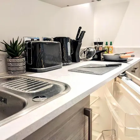 Lejlighed New Listing - Close To Oxford Road Train Station!
