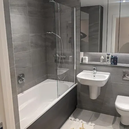 A Lovely Modern 2-Bed Apartment In Manchester City *