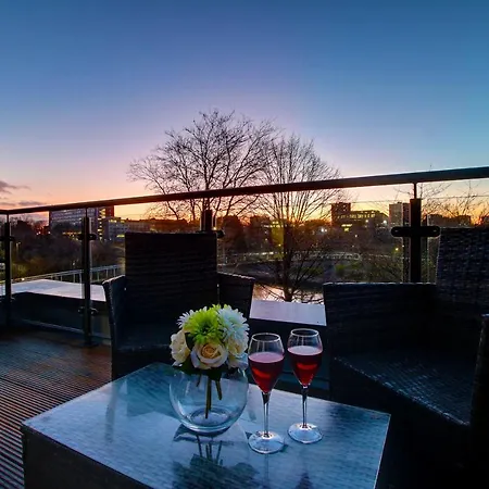 Riverside Villas * Manchester