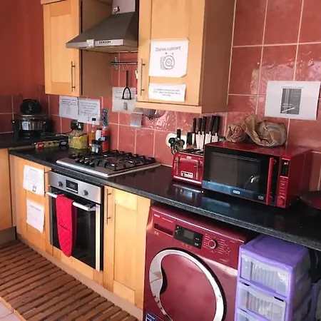 Private King En-suite Bedroom Close To Mediacityuk/old Trafford Homestay *