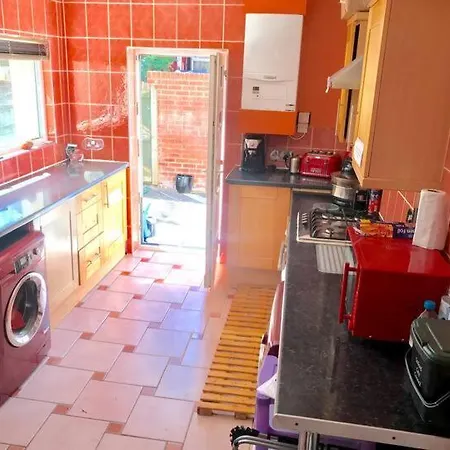Private King En-suite Bedroom Close To Mediacityuk/old Trafford Homestay *