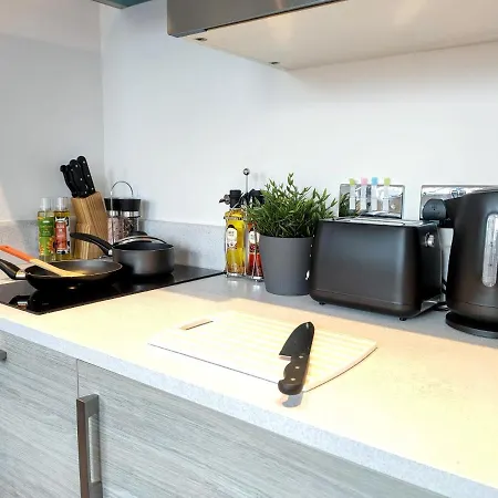 New Listing - Minimalist Studio In Center Mcr * Манчестер