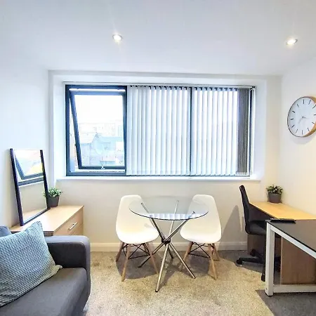 New Listing - Minimalist Studio In Center Mcr