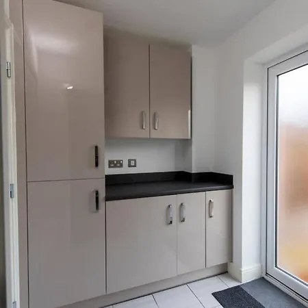 Semesterbostad Lovely 2-Bed House In Manchester