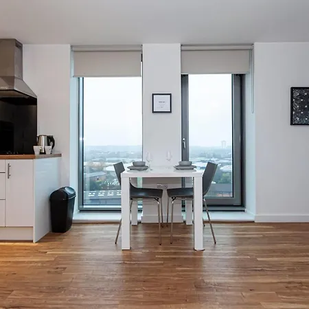 Modern And Cosy, Media City Two Bedroom Apartment, With Secure Parking And Access To Gym & Cinema Room Manchester