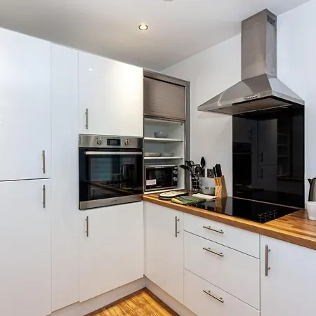 Modern And Cosy, Media City Two Bedroom Apartment, With Secure Parking And Access To Gym & Cinema Room Apartment Manchester