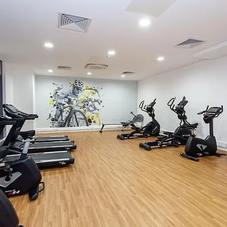 Modern And Cosy, Media City Two Bedroom Apartment, With Secure Parking And Access To Gym & Cinema Room *