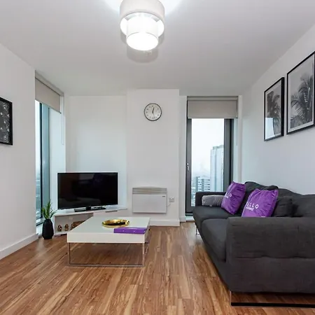 Modern And Cosy, Media City Two Bedroom Apartment, With Secure Parking And Access To Gym & Cinema Room Manchester