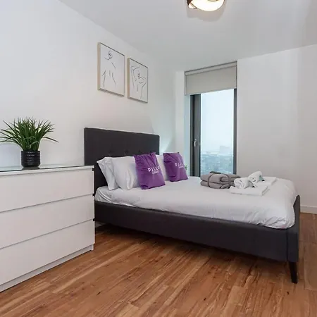 Modern And Cosy, Media City Two Bedroom Apartment, With Secure Parking And Access To Gym & Cinema Room *