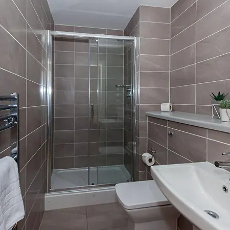 Apartment Modern And Cosy, Media City Two Bedroom Apartment, With Secure Parking And Access To Gym & Cinema Room