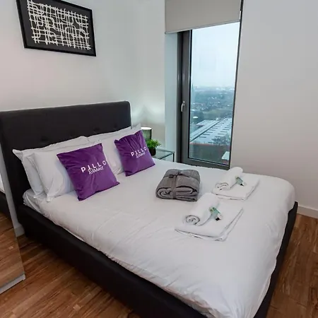 Modern And Cosy, Media City Two Bedroom Apartment, With Secure Parking And Access To Gym & Cinema Room *