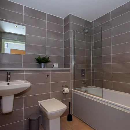 Apartment Modern And Cosy, Media City Two Bedroom Apartment, With Secure Parking And Access To Gym & Cinema Room *