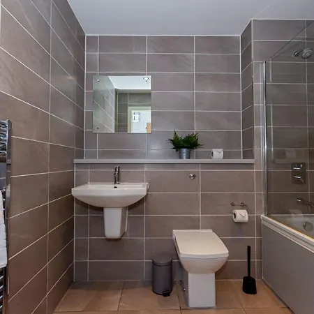 Modern And Cosy, Media City Two Bedroom Apartment, With Secure Parking And Access To Gym & Cinema Room * Manchester