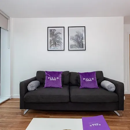 Apartment Modern And Cosy, Media City Two Bedroom Apartment, With Secure Parking And Access To Gym & Cinema Room *