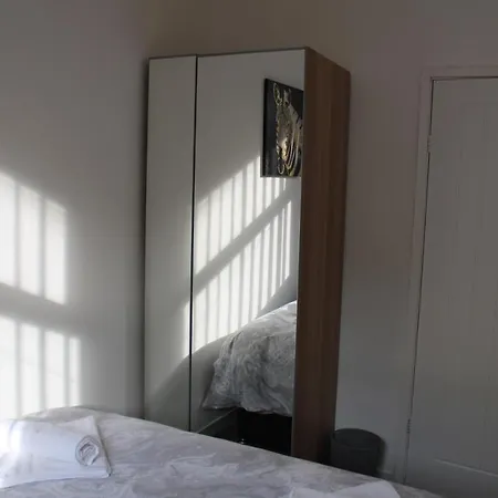 Lovely, Spacious 3 Bed House Close To Centre * Manchester