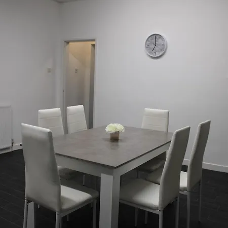 Feriehus Lovely, Spacious 3 Bed House Close To Centre *