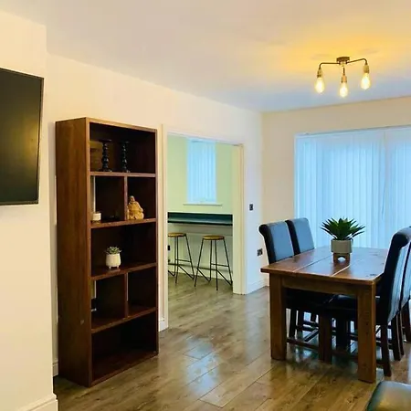Feriehus Captivating 3-Bed House In Manchester