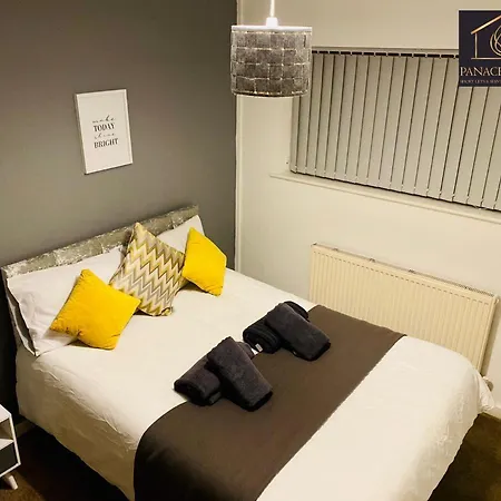 Lovely 1 Bed House Share! Free Off Road Parking! Large Rear Garden * Manchester