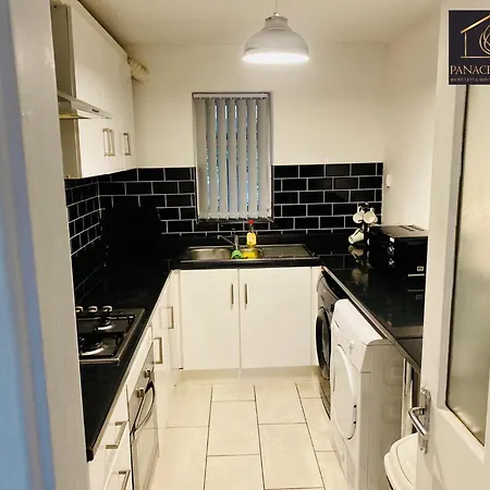 Lovely 1 Bed House Share! Free Off Road Parking! Large Rear Garden * Manchester