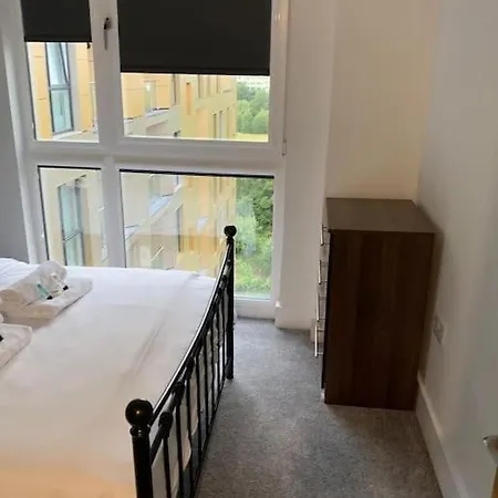 Red Ba Serviced Accommodation- Adelphi Apartment *