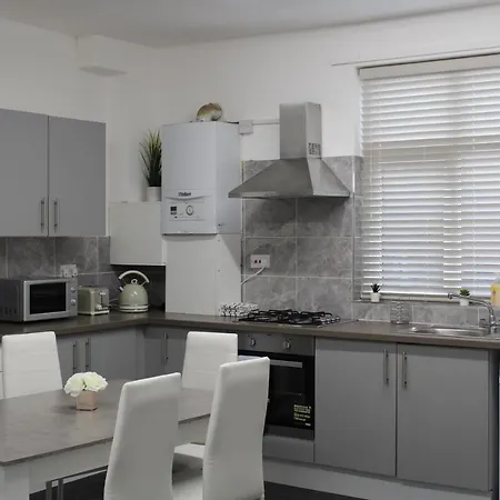 Lovely, Spacious 3 Bed House Close To Centre *