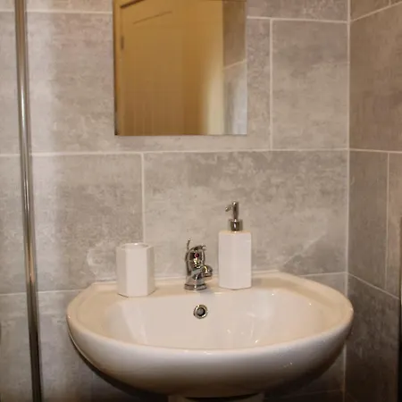 Lovely, Spacious 3 Bed House Close To Centre * Manchester
