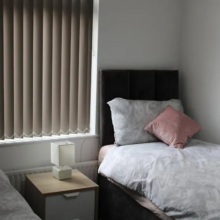 Lovely, Spacious 3 Bed House Close To Centre Feriehus *