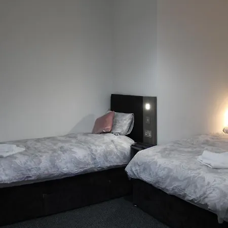 Lovely, Spacious 3 Bed House Close To Centre Feriehus