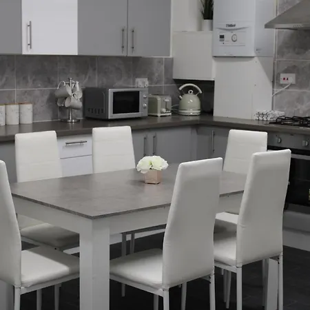 Lovely, Spacious 3 Bed House Close To Centre *