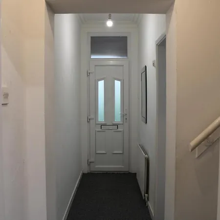 Lovely, Spacious 3 Bed House Close To Centre Feriehus
