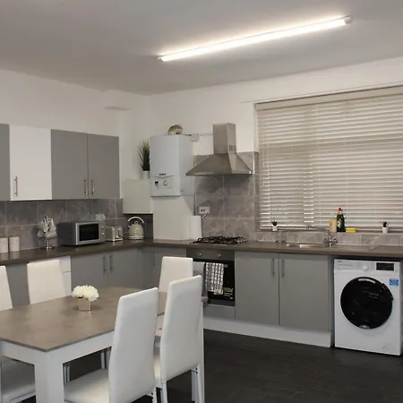 Lovely, Spacious 3 Bed House Close To Centre Manchester
