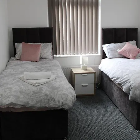 Lovely, Spacious 3 Bed House Close To Centre * Manchester