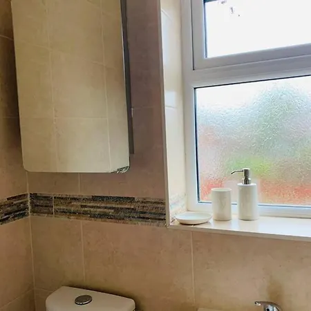 Feriehus Captivating 3-Bed House In Manchester