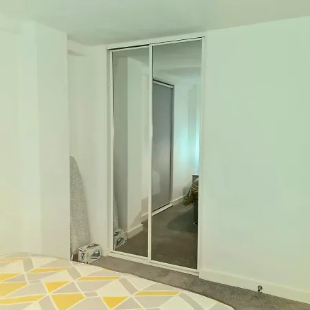 Exquisite Cosy 2-bed In Salford Lejlighed