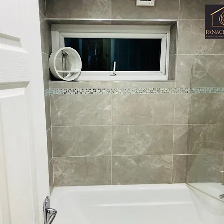 Lovely 1 Bed House Share! Free Off Road Parking! Large Rear Garden * Manchester