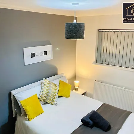 Lovely 1 Bed House Share! Free Off Road Parking! Large Rear Garden Holiday home Manchester