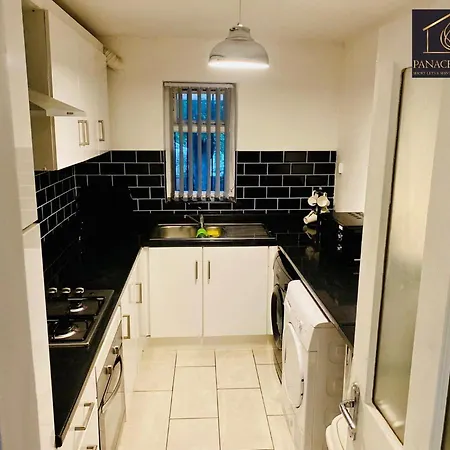 Holiday home Lovely 1 Bed House Share! Free Off Road Parking! Large Rear Garden *
