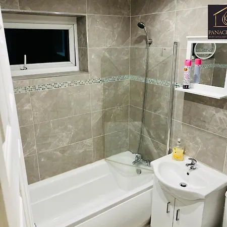Lovely 1 Bed House Share! Free Off Road Parking! Large Rear Garden Holiday home *