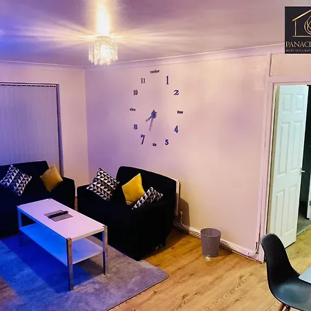 Lovely 1 Bed House Share! Free Off Road Parking! Large Rear Garden Holiday home Manchester