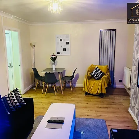 Lovely 1 Bed House Share! Free Off Road Parking! Large Rear Garden Holiday home Manchester