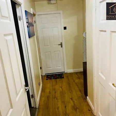 Lovely 1 Bed House Share! Free Off Road Parking! Large Rear Garden Holiday home