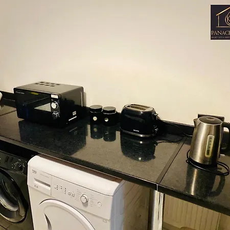 Lovely 1 Bed House Share! Free Off Road Parking! Large Rear Garden Holiday home *