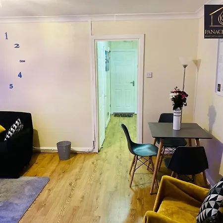 Lovely 1 Bed House Share! Free Off Road Parking! Large Rear Garden Holiday home Manchester