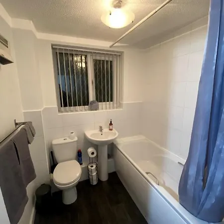 Lovely 1 Bedroom Apartment With Free Parking Апартаменты