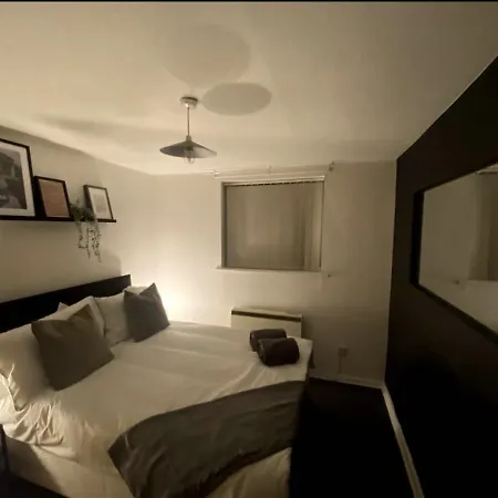Апартаменты Lovely 1 Bedroom Apartment With Free Parking *