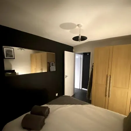 Lovely 1 Bedroom Apartment With Free Parking Апартаменты *
