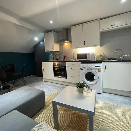 Lovely Party House - Centrally Located