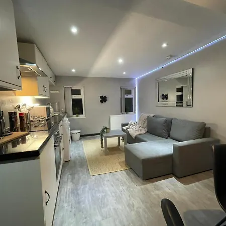 Lovely Party House - Centrally Located Feriehus