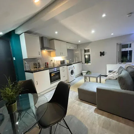 Feriehus Lovely Party House - Centrally Located Manchester