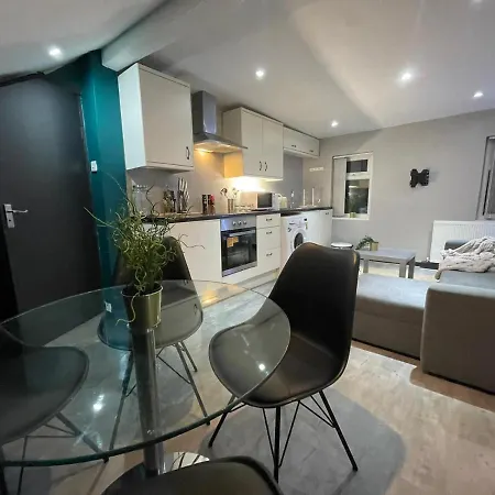 Lovely Party House - Centrally Located Feriehus *